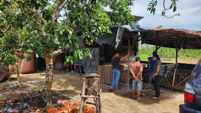 PENGOPLOS GAS -- Tim Ditreskrimsus Polda Babel menggerebek sebuah gudang pengoplos gas elpiji 3 kilogram subsidi di Sungaliat Kabupaten Bangka. Tersangka Fa alias Ijal beserta barang bukti ketika diamankan di Mapolda Babel, Jumat (6/2/2026).