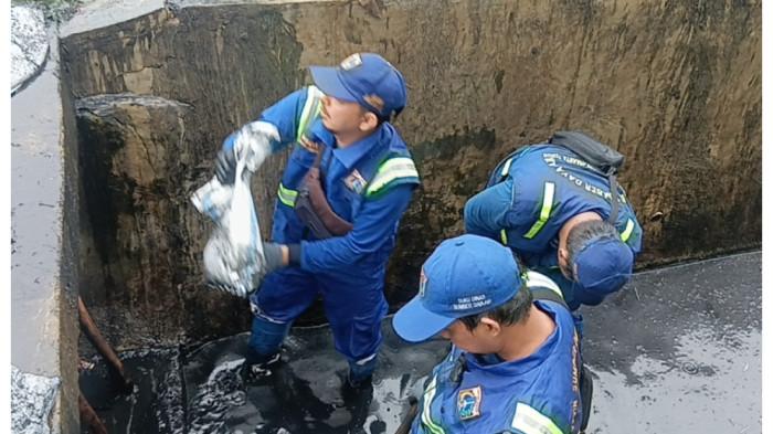 KERJA BAKTI - Kerja bakti di RW 04 Kelurahan Cipinang Melayu, Kecamatan Makasar, Jakarta Timur, Minggu (8/1/2026). TRIBUNJAKARTA.COM/BIMA PUTRA