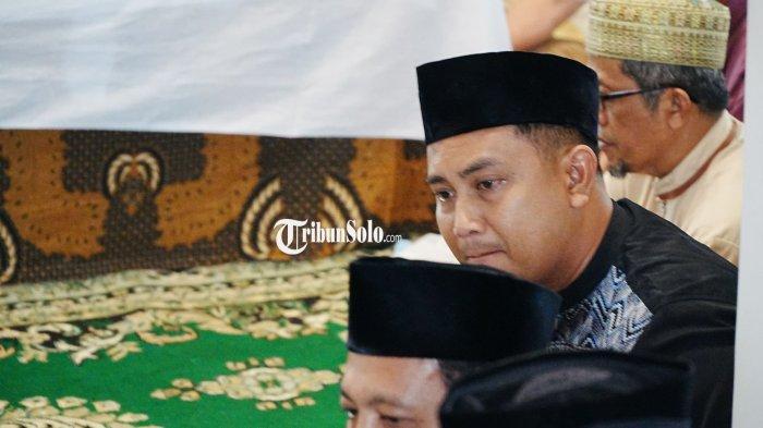 MASIH TAK PERCAYA - Bupati Klaten Hamenang Wajar Ismoyo saat berada di rumah duka Wabup Klaten Benny Indra Ardhianto di Dusun Tegalrejo, Desa Karang, Kecamatan Delanggu, Kabupaten Klaten, Sabtu (7/2/2026). Hamenang masih tak percaya rekannya itu telah berpulang.