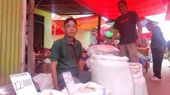 HARGA PANGAN -- Suasana di Pasar Rakyat Hulawa, Desa Hulawa, Kecamatan Telaga, Kabupaten Gorontalo, Provinsi Gorontalo, Minggu (8/2/2026). Harga beras lokal stabil.