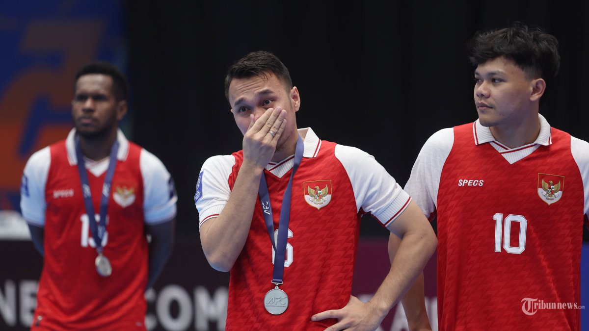 GAGAL JUARA - Ekspresi kekecewaan pemain Timnas Futsal Indonesia usai melawan Timnas Futsal Iran pada final AFC Futsal Asian Cup 2026 di Indonesia Arena, Senayan, Jakarta, Sabtu (7/2/2026). Timnas Futsal Indonesia gagal meraih gelar pertanya di ajang AFC Futsal Asian Cup 2026 setelah kalah adu penalti dengan skor 5-4. TRIBUNNEWS/HERUDIN
