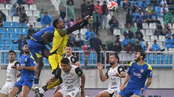 SUPER LEAGUE - Duel Arema FC vs Persija Jakarta dalam laga lanjutan Super League 2025/2026 di Stadion Kanjuruhan, Kabupaten Malang, Sabtu (8/11/2025). Arema FC kalah 1-2.