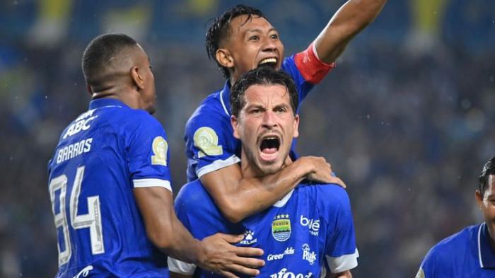Pemain Persib Bandung, Thom Haye, saat merayakan gol dengan rekan-rekannya pada laga pekan ke-20 Super League 2025-2026 melawan Malut United di Stadion Gelora Bandung Lautan Api (GBLA), Sabtu (6/2/2026).(KOMPAS.com/ADIL NURSALAM)