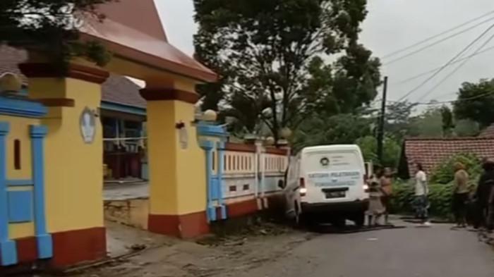NGAMUK - Sebuah mobil operasional program Makan Bergizi Gratis (MBG) menabrak gerbang Sekolah Dasar (SD) di Desa Clapar, Kecamatan Karanggayam, Kabupaten Kebumen, Jawa Tengah, Jumat (6/2/2026).