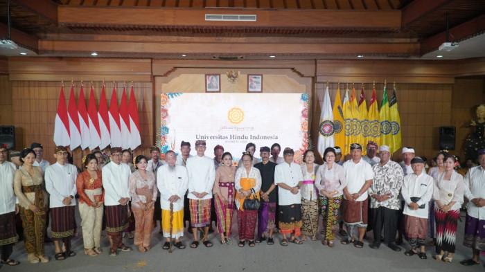 Rektor Universitas Hindu Indonesia (Unhi) Denpasar Dr. Cokorda Gde Bayu Putra, SE., MSi., melantik empat wakil rektor baru, pejabat struktural, dan personalia di lingkungan Unhi, Sabtu (7/2/2026) di kampus setempat. 