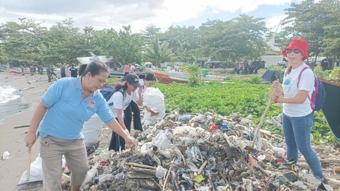 Bersih-bersih di Pantai Karangria Manado