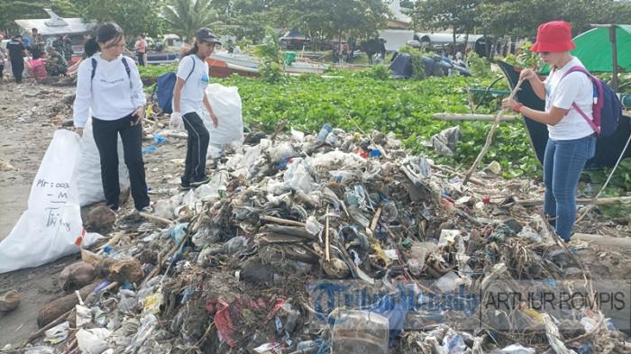 PANTAI KARANGRIA - Gerakan Indonesia Asri di Pantai Karangria, Tuminting, Manado, Sulawesi Utara, Jumat (6/2/2026). Aktivis ungkap penyebab pantai Karangria Manado kotor.