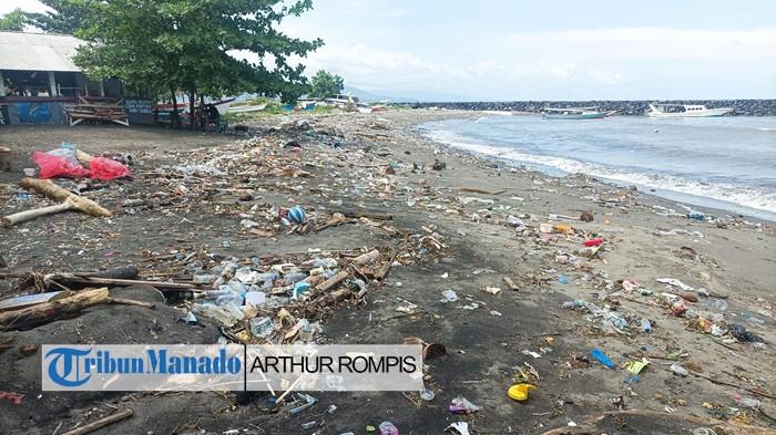 PANTAI KARANGRIA - Kondisi Pantai Karangria di Kelurahan Karangria, Kecamatan Tuminting, Kota Manado, Provinsi Sulawesi Utara (Sulut) per Rabu (21/1/2026). Banyak tumpukan sampah yang bertebaran. Sampah-sampah ini terbawa dari lautan menyusul ombak tinggi dan pasang yang menerjang teluk Kota Manado belakangan ini. 