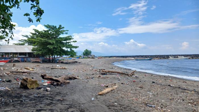 PANTAI - Suasana Pantai Karangria, Manado, Sulawesi Utara, Jumat (16/1/2026). Pantai ini masih menjadi destinasi favorit warga.