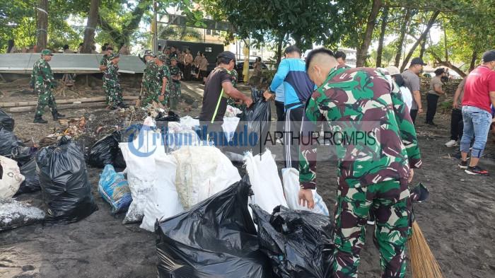 BERSIH: Gotong royong bersih-bersih Pantai Karangria aparat TNI, Polri, Pemprov Sulut, Pemkot Manado serta sejumlah komunitas, Manado, Sulawesi Utara, Kamis 6 Februari 2026 pagi. Pantai Karangria kini bersih dari sampah