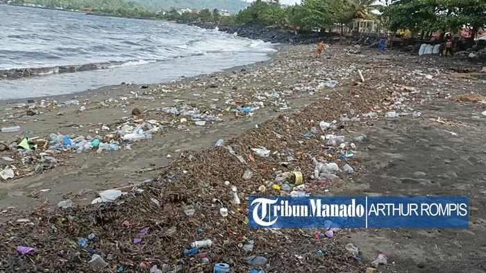 PANTAI KARANGRIA - Kondisi Pantai Karangria di Kelurahan Karangria, Kecamatan Tuminting, Kota Manado, Provinsi Sulawesi Utara (Sulut) per Rabu (21/1/2026). Banyak tumpukan sampah yang bertebaran. Sampah-sampah ini terbawa dari lautan menyusul ombak tinggi dan pasang yang menerjang teluk Kota Manado belakangan ini. 
