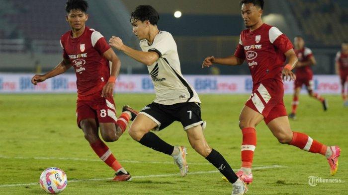 AKSI PEMAIN PERSIS. Pesepak PSM Makassar, Victor Dethan (tengah) menggiring bola dan diadang pesepak bola Persis Solo, Arkhan Kaka (kiri) serta Rizky Dwi (kanan) dalam pertandingan Liga 1 di Stadion Manahan, Solo, Senin (13/1/2025) malam. Persis Solo hari ini bakal melawan Madura United. Tribun Solo/Muhammad Nursina