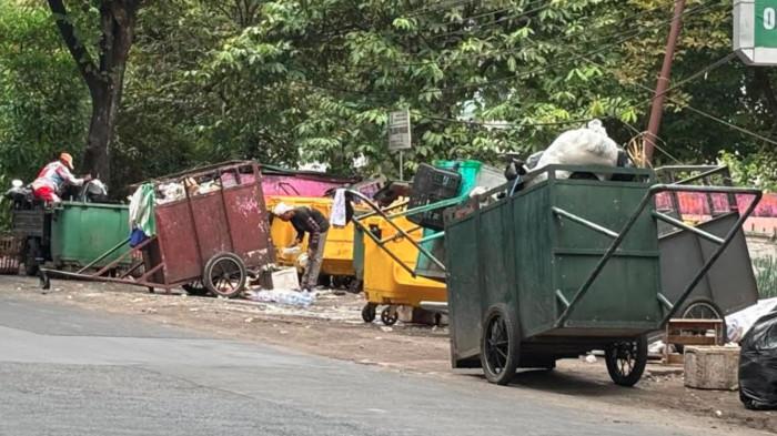 PENUH SAMPAH - Gerobak sampah di TPS Jemur Wonosari tampak masih terpenuhi oleh sampah di akhir pekan, Sabtu (7/2/26).