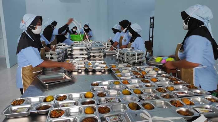 SPPG DIANGKAT PPPK - Proses pengemasan makan bergizi gratis di SPPG Rizky Barokah Desa Mlekang, Kecamatan Karanganyar, Kabupaten Demak, Senin (24/2/2025). Kebijakan pemerintah mengangkat pegawai SPPG menjadi PPPK menuai protes dari PGRI.