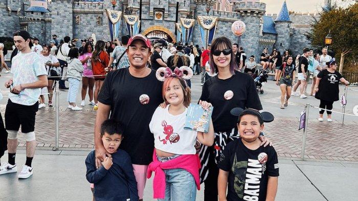 Nia Ramadhani berlibur bareng ketiga anaknya ke Disneyland.