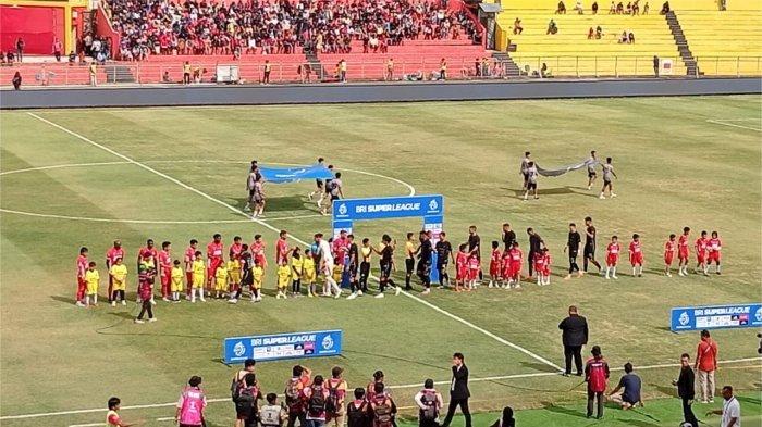 BRI SUPER LEAGUE - Suasana Stadion Haji Agus Salim Padang saat pertandingan Semen Padang FC menghadapi Persita Tangerang pada lanjutan pekan ke-20 BRI Super League 2025/2026, Minggu (8/2/2026).