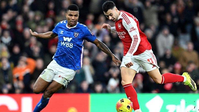 Pemain Sunderland (biru) Reinildo Isnard Mandava mengawal penyerang Arsenal, Gabriel Martinelli dalam lanjutan Liga Inggris, 7 Februari 2026.