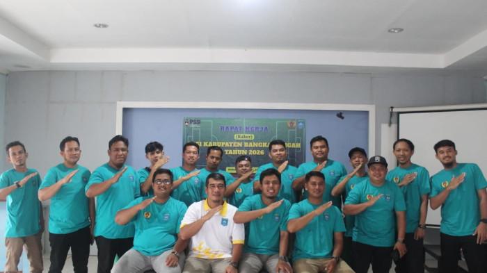 Pengurus PSSI Kabupaten Bangka Tengah saat Raker Perdana 2026 di Koba,Sabtu (7/2/2026)