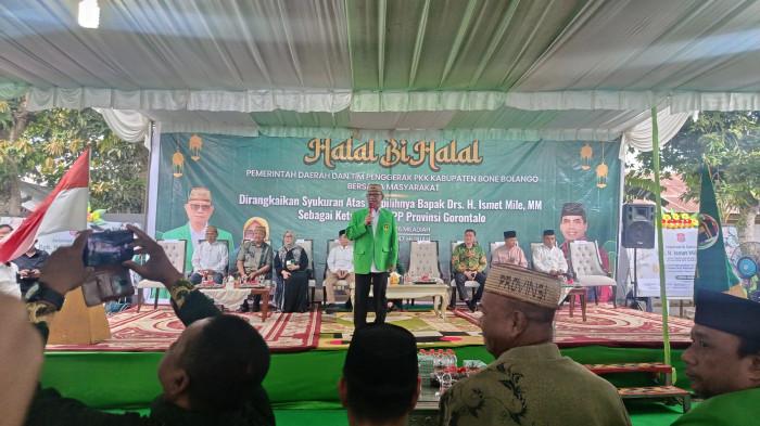 ACARA SYUKURAN -- Bupati Bone Bolango, Ismet Mile, saat memberikan sambutan di acara Halal Bihalal Pemkab Bone Bolango, Minggu (8/2/2026). Acara dirangkaikan dengan doa syukuran.