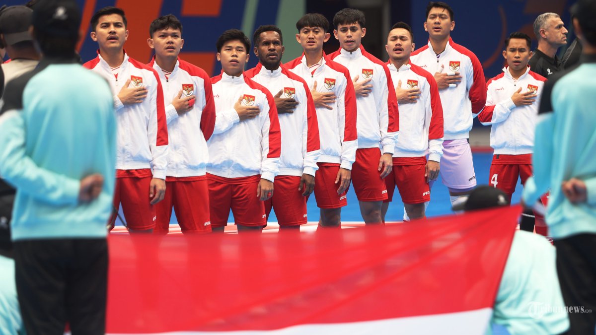 GAGAL JUARA - Timnas Futsal Indonesia menyanyikan lagu Indonesia Raya sebelum melawan Timnas Futsal Iran pada final AFC Futsal Asian Cup 2026 di Indonesia Arena, Senayan, Jakarta, Sabtu (7/2/2026). Timnas Futsal Indonesia gagal meraih gelar pertanya di ajang AFC Futsal Asian Cup 2026 setelah kalah adu penalti dengan skor 5-4. TRIBUNNEWS/HERUDIN