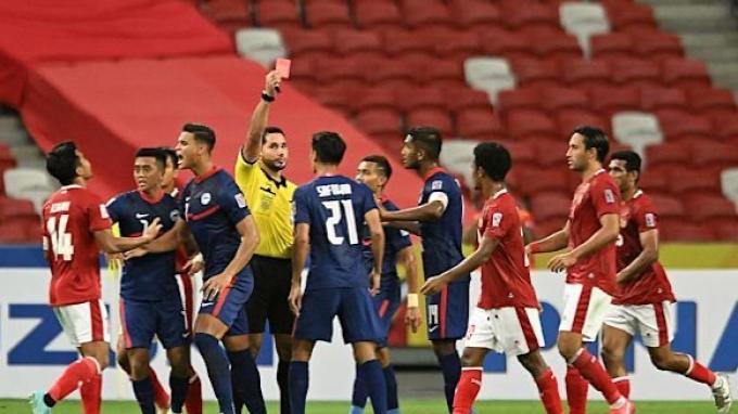 Safuwan Baharudin ketika mendapat kartu merah di leg kedua semifinal Piala AFF 2020