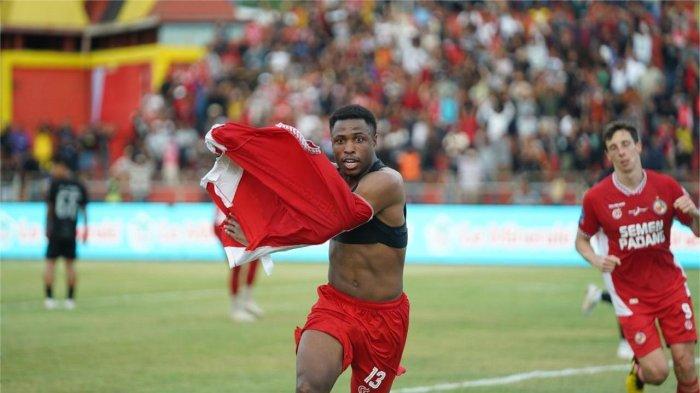 BRI SUPER LEAGUE- Pemain anyar Semen Padang FC, Diego Mauricio Machado de Brito, saat merayakan golnya ke gawang Persita Tangerang di Stadion GOR Haji Agus Salim, Kota Padang, Minggu (8/2/2026) sore.