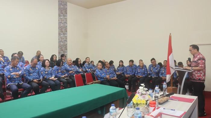 Wali Kota Tomohon, Caroll J. A. Senduk, menghadiri sekaligus menandatangani Perjanjian Kinerja