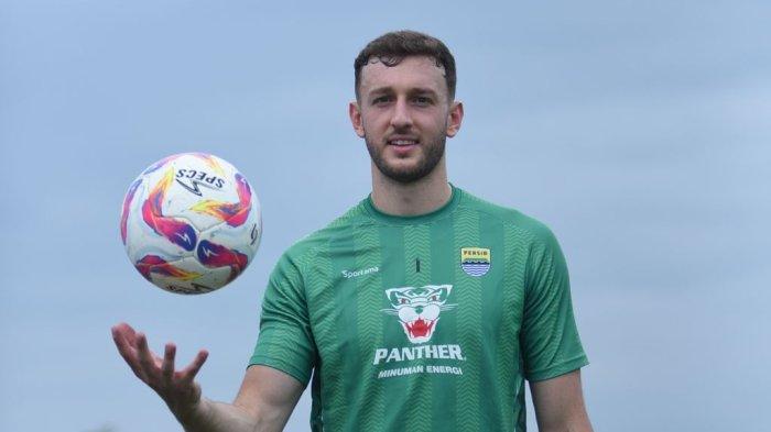 KIPER PERSIB - Penjaga gawang asal Inggris, Adam Przybek dalam sesi latihan tim Persib Bandung menjelang kompetisi Liga 1 2025/2026 di Stadion Gelora Bandung Lautan Api, 1 Juli 2025. (Website Persib - 1/7/2025)