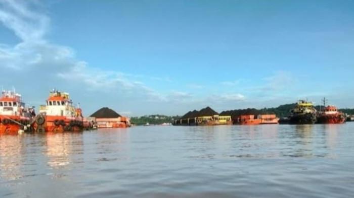 TAMBAT ILEGAL: Ilustrasi kapal tongkang yang bersandar di alur Sungai Mahakam. Keberadaan 12 buoy atau tambatan ilegal di kawasan Sengkotek hingga Loa Janan diduga menjadi pemicu kecelakaan tertabraknya Jembatan Mahulu. Hingga kini, penertiban terhadap titik-titik pungli tersebut masih terkendala koordinasi antar-instansi. (TRIBUNKALTIM.CO/ MOHAMMAD FAIROUSSANIY)
