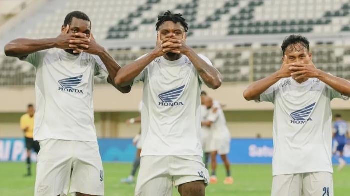 HASIL AKHIR – Pemain PSM Makassar Gledson Paixao (tengah) bersama Jacques Medina (kiri) dan Fahrul Aditia (kanan) selebrasi ala striker Arsenal Victor Gyokeres usai bobol gawang PSBS Biak pada pekan 20 Super League 2025/2026 di Stadion Maguwoharjo, Kabupaten Sleman, Daerah Istimewa Yogyakarta, Sabtu (7/2/2026).  Rizky Eka bawa PSM Makassar menang 2-1 atas PSBS Biak.