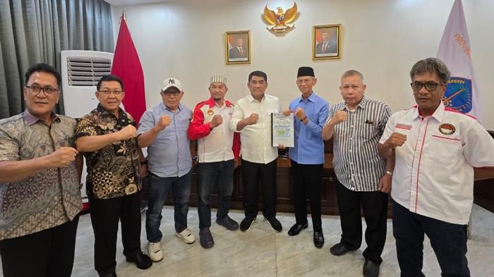 PERTEMUAN - Gubernur Sulawesi Utara Yulius Selvanus Komaling (YSK) menerima panitia pembentukan Daerah Otonomi Baru (DOB) Provinsi Bolaang Mongondow Raya (BMR), di Wisma Negara Bumi Beringin, Manado, Minggu (8/2/2026). Pada kesempatan itu, Gubernur YSK angkat bicara soal wacana Provinsi Bolaang Mongondow Raya (BMR) yang diajukan panitia pembentukan DOB Provinsi BMR.
