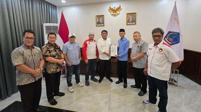 PERTEMUAN - Gubernur Sulawesi Utara Yulius Selvanus Komaling (YSK) menerima panitia pembentukan Daerah Otonomi Baru (DOB) Provinsi Bolaang Mongondow Raya (BMR), di Wisma Negara Bumi Beringin, Manado, Minggu (8/2/2026). Pada kesempatan itu, Gubernur YSK angkat bicara soal wacana Provinsi Bolaang Mongondow Raya (BMR) yang diajukan panitia pembentukan DOB Provinsi BMR.