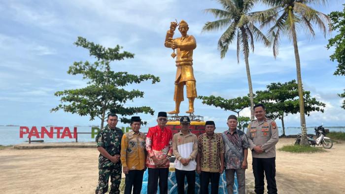 TUGU PERANG KETUPAT--Wakil Bupati Bangka Barat, Yus Derahman, bersama Forkopimda melakukan peresmian pembangunan tugu Perang Ketupat di Pantai Pasir Kuning, Kecamatan Tempilang, pada Minggu (14/12/2025).