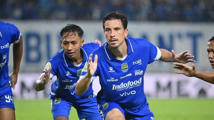 SELEBRASI GOL THOM HAYE - Persib membalas kekalahan dari Malut United sekaligus mempertahankan catatan 100 persen poin kandang setelah mencatat kemenangan 2-0 pada pertandingan pekan ke-20 Super League 2025/26. Bertanding di Stadion GBLA, gol Persib dicetak melalui tendangan penalti Thom Haye menit 36 dan Saddil Ramdani menit 87. (KOMPAS.com/ADIL NURSALAM)