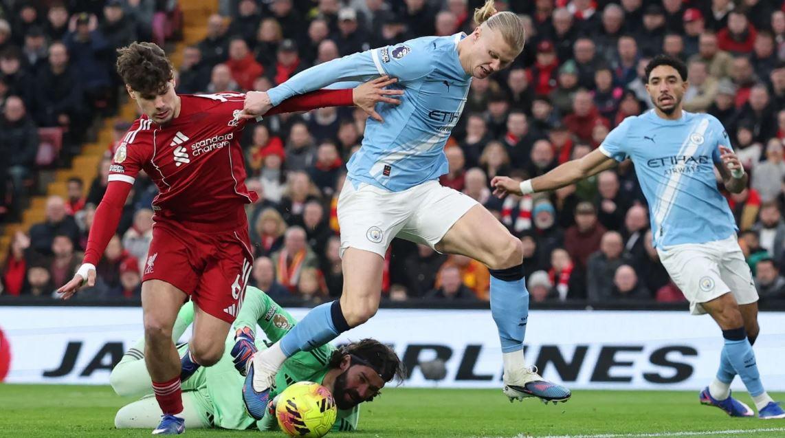 Penyerang Manchester City, Erling Haaland (tengah) berduel dengan pemain Liverpool pada