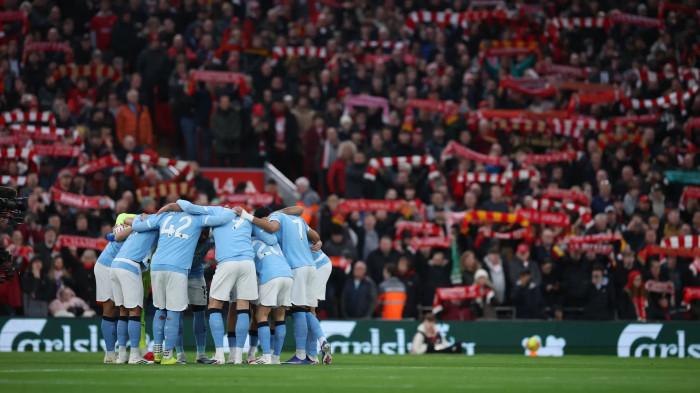BERKUMPUL - Para pemain Manchester City berkumpul sebelum kick-off laga melawan Liverpool pada pekan 25 Liga Inggris di Anfield Stadium, Minggu (8/2) malam WIB. Skor 0-0