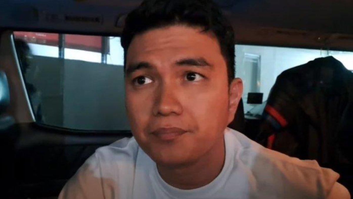 Aldi Taher jualan burger