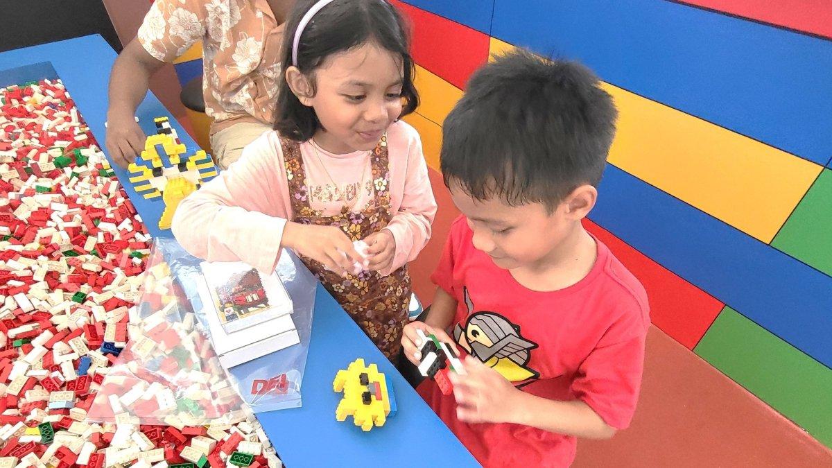 Anak-anak yang mencoba permainan di Legoland Malaysia.