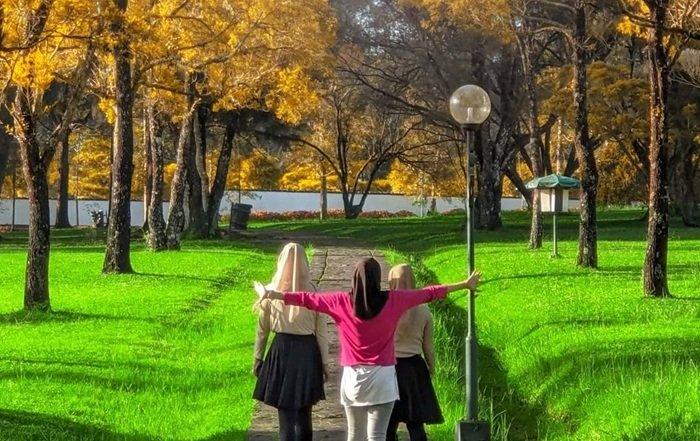 WISATA CIANJUR - Pengunjung tengah menikmati liburan di Taman Bunga Nusantara, Selasa (4/3/2025). Taman Bunga Nusantara bisa menjadi tempat wisata pilihan untuk liburan dengan tarif terjangkau.