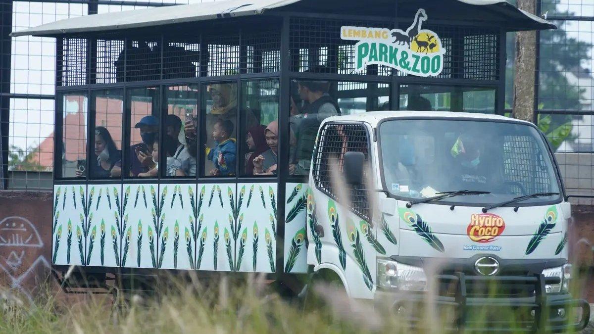 Suasana pengunjung Lembang Park & Zoo.