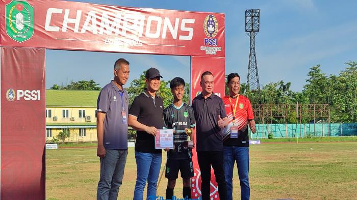 LIGA 4 - Pemain Persiwah Mempawah, Aprialdi, dinobatkan sebagai Pemain Terbaik Liga 4 Piala Gubernur Kalimantan Barat 2026.