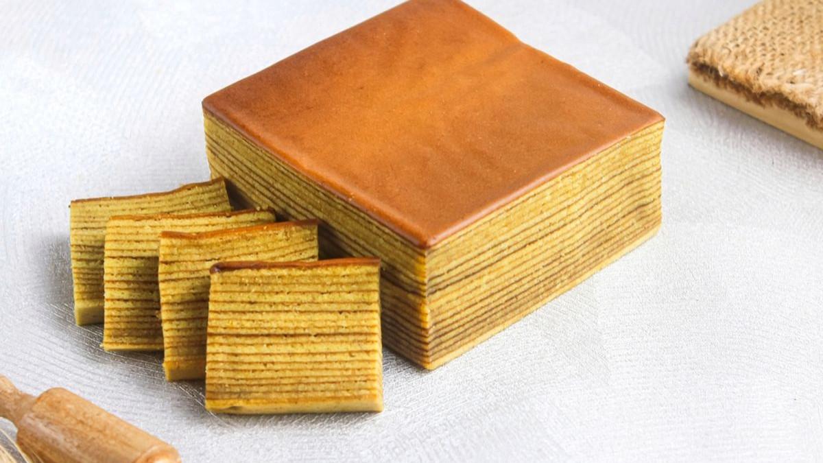 Di Solo, perayaan Tahun Baru Imlek biasanya identik dengan kue lapis legit.