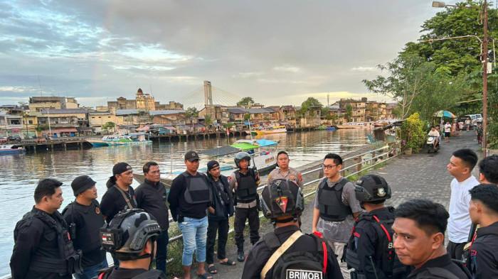 PATROLI - Tim Alfa dan Charlie Resmob Polresta Manado bersama unsur Polsek Singkil, Patroli Sat Samapta dan Sat Intelkam berhasil mengamankan tiga orang pemuda yang kedapatan membawa senjata tajam saat patroli subuh di wilayah Kecamatan Singkil, Kota Manado.