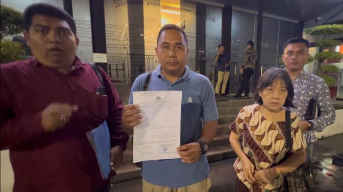 UPAYA PIDANA - Dimas Rangga Putra (polo biru) mendampingi Go Phen Sian (70) melapor dugaan praktik mafia tanah ke Polrestabes Surabaya.