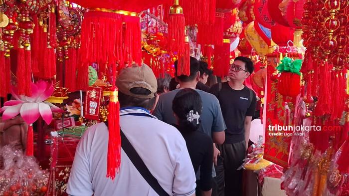 RAMAI GLODOK JELANG IMLEK - Menjelang Imlek, kawasan pecinan Glodok, Tamansari, Jakarta Barat pada Sabtu (7/2/2026) ramai pengunjung yang hendak berburu aneka pernak-pernak Imlek.TRIBUNJAKARTA.COM/ELGA PUTRA