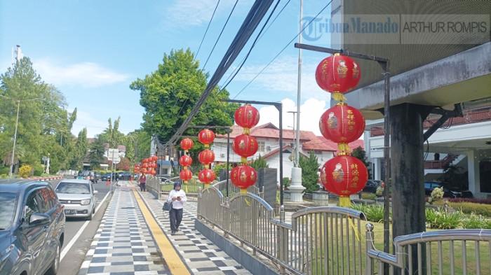 IMLEK - Hiasan ornamen Imlek mulai bermunculan di Manado, Sulawesi Utara, Senin (9/2/2026). Salah satu lokasi yang sudah terlihat ornamen imlek yakni di depan Kantor Walikota Manado yang sudah dihiasi lampion jadi simbol toleransi.