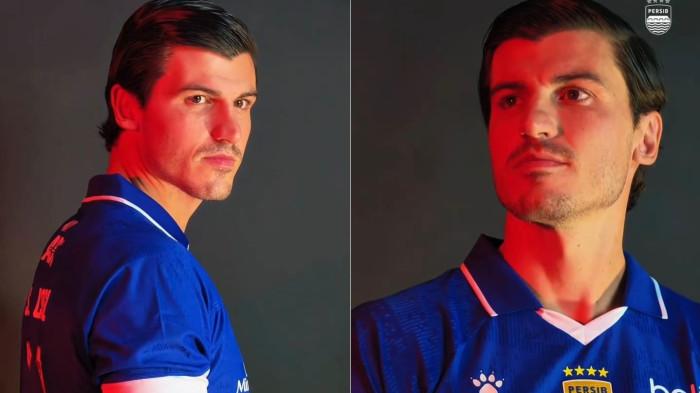 Pemain anyar Persib Bandung Sergio Castel dalam sesi foto di sela penandatanganan kontrak.