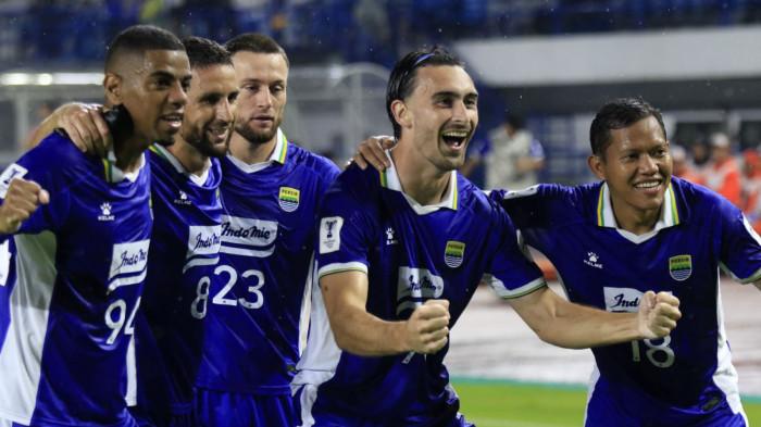 Pemain Persib, Andrew Jung melakukan selebrasi bersama rekan timnya setelah mencetak gol ke gawang Selangor FC dari titik putih, pada laga ketiga babak penyisihan Grup G AFC Champions League Two (ACL 2), di Stadion Gelora Bandung Lautan Api (GBLA), Kota Bandung, Jawa Barat, Kamis (23/10/2025).