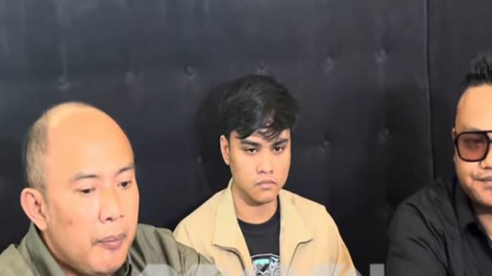 KLARIFIKASI - Ressa Rizky Rossano didampingi kuasa hukum mengakui sudah menikah memiliki anak dari pernikahan dengan Dini Kurnia, namun kemunculannya disebut pansos