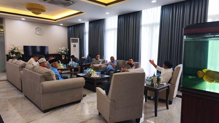 PERTEMUAN - Gubernur Sulawesi Utara Yulius Selvanus Komaling (YSK) menerima panitia pembentukan Daerah Otonomi Baru (DOB) Provinsi Bolaang Mongondow Raya (BMR), di Wisma Negara Bumi Beringin, Manado, Minggu (8/2/2026). Pada kesempatan itu, Gubernur YSK angkat bicara soal wacana Provinsi Bolaang Mongondow Raya (BMR) yang diajukan panitia pembentukan DOB Provinsi BMR.